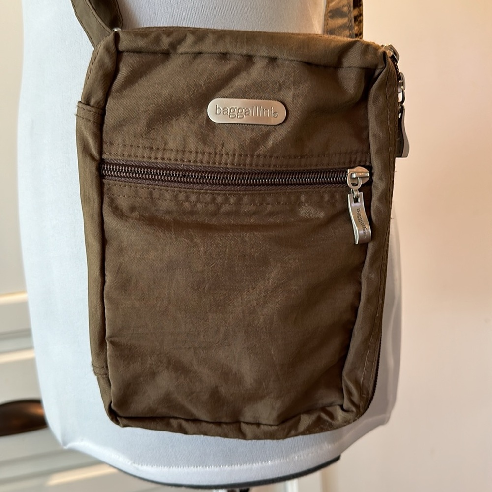 Baggallini small cross-body purse brown with pale blue interior like new.